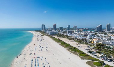 Miami plajı şehir manzarası. Miami yaz havası manzarası. Miami sahil şeridi. Güney Sahili Miami hava manzarası. Florida 'daki mavi okyanus silueti. Miami şehir manzarası