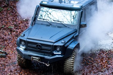 04 numara. - 30. 2025, Karpatlar. Off-road SUV sürücüsü çamurda sürükleniyor. Toprakta off road. Dağlar ve off-road için patikalar. Extreme 4wd off-road sürücüsü. 4x4 araçlı bir cip. Offroad gezisi