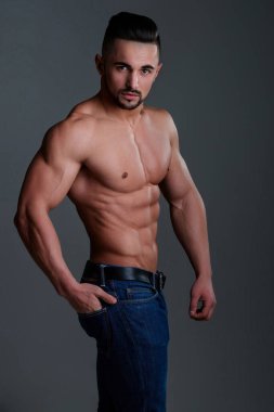 Çekici üstsüz adam. Kaslı vücutlu genç ve seksi bir adam. Seksi erkek model. Baştan çıkarıcı adam. Yakışıklı üstsüz adam. Kaslı erkek vücudu fit. Kas modeli, sporcu genç adam. Seksi gövde.
