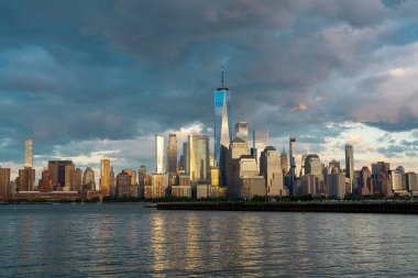 Gökdelenleri olan New York gökdelenleri. Manhattan ve Brooklyn Panoraması. Hudson Nehri manzaralı New York City silueti. New York şehir merkezi. Rıhtımdan New York 'a. New York 'un İş Bölgesi silüeti