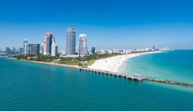 Miami Sahili ufuk çizgisi hava manzarası. Miami 'den İHA' ya. Tropik Miami manzarası. Miami bölgesi gökyüzü manzarası. Meşhur okyanus kıyısında. Panoramik kıyı şeridi. Güney sahili manzarası. Hava sahili