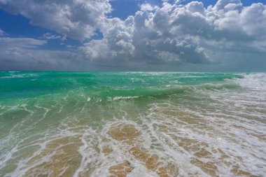 Deniz sahili geçmişi. Mavi deniz dalgaları. Kumsal kıyısı. Deniz kıyısı okyanus manzarası. Yaz denizi sahnesi