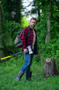Keresteci gömlekli ve baltası ağır. Güçlü adam ormanda çalışır. Ormanda baltayla keresteci adamlar. Oduncu baltayı taşır. Ormanların yok edilmesi. Baltalı yakışıklı bir adam. Ormanda baltayla oduncu