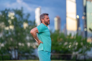 Spordan sonra sırtım ağrıyor. Omurga yaralanması olan bir adam. Dışarıda koşarken yaralanmış. Spor yaptıktan sonra kas ağrısı. Spor yaparken sırt spazmı. Romatizma hareketi etkiliyor. Yoğun egzersizden dolayı yaralanma.