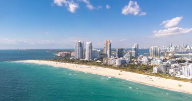 Miami Plajı. Skyline hava görüntüsü. Miami şehri. Tropik Miami sahili. Miami bölgesi gökyüzü manzarası. Meşhur okyanus kıyısında. Panoramik kıyı şeridi. Güney sahili manzarası