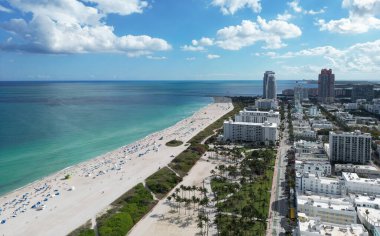 Mavi gökyüzünde Miami Plajı. Skyline hava görüntüsü. Miami şehri. Tropik Miami manzarası. Miami bölgesi gökyüzü manzarası. Meşhur okyanus kıyısında. Panoramik kıyı şeridi. Güney sahili manzarası. Yaz tatili titreşimleri
