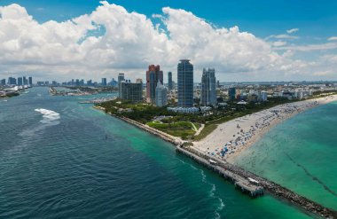 Güney Miami Sahili ve okyanus manzarası. Gökdelenleri olan Miami gökdelenleri. Yazın Miami 'nin hava manzarası. Lüks binaları olan Miami sahili. Miamis 'in ünlü sahil şeridinin insansız hava aracı görüntüsü