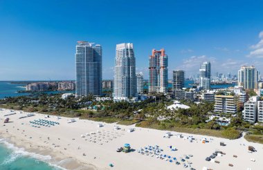 Miami plajı şehir manzarası. Miami yaz havası manzarası. Miami sahil şeridi. Güney Sahili Miami hava manzarası. Florida 'daki mavi okyanus silueti. Miamis şehir manzarası. Okyanus kıyısında. ABD 'de yaz tatili