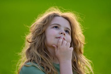Çocuk başka tarafa bakıyor ve düşünüyor. Çocuk hayalperesti şüpheli bir bakışla düşünür. Bir çocuk portresi derin düşün. Hayalperest ergen çocuk düşüncelere daldı. Düşünceli yüzlü zeki çocuk. Hayal kuran çocuk. Çocuklar düşünüyor