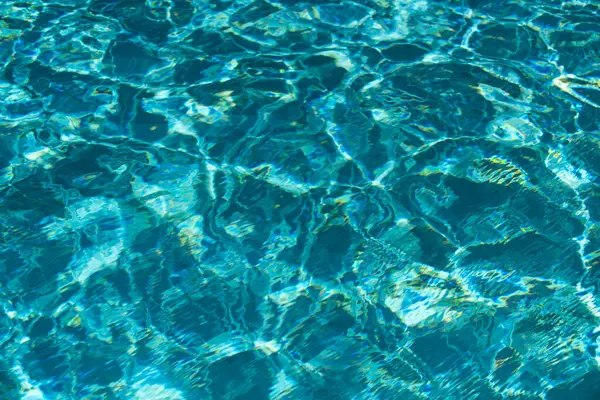 Yüzme havuzunda mavi yırtık su, su havuzu dokusu ve yüzey suyu.