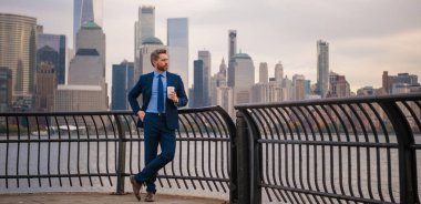 - Patron. Yakışıklı, olgun iş adamı dışarıda yürüyor. New York 'ta sokakta yürüyen bir iş adamı. New York City caddesinde takım elbiseli, sakallı gri iş adamı. Manhattan caddesi yakınında bir yönetici.