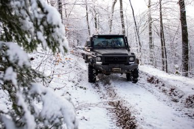 01.02.2021, Karpatlar. Off-road sezonu. 4x4 'le off-road seferi. Kış doğasında aşırı bir off-road gezisi. Off-road arabalı dağ yolu. Arabayla macera gezisi