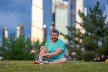 Antrenmandan sonra dizim kırıldı. Koşu sırasında bacağım ağrıyor. Dizini tutan yaralı bir adam. Koştuktan sonra bacakları ağrıyor. Dizinden yaralanan bir adam. Antrenman bacak ağrısı. Koşu diz travmasına yol açıyor. Bacak ağrısı.