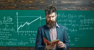 Öğretmen tahtada matematiği açıklıyor. Profesör karatahtayla sınıfta. Üniversite profesörü matematik formülü yazıyor. Sakallı öğretmen. Profesör sınıfta ders veriyor. Profesör matematiği açıklıyor