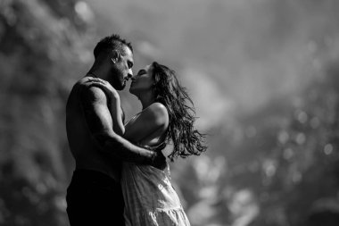 Seksi çift, doğanın güzelliğine tutkuyla sarıldı. Birbirine aşık bir çift. Yaz doğasına aşık olan şehvetli çift. Birbirine aşık güzel bir çift. Güzel, seksi çiftlerin doğası üzerine açık çekim.