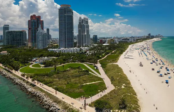 Lüks gökdelenleri ve okyanusları olan Miami şehri. Miamis 'in ünlü siluetinin panoramik drone görüntüsü. Yukarıdan Miami Sahili. Miami silueti tepeden. Miami, Florida 'nın havadan manzarası