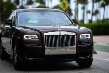 3 Nisan 2025. Miami mi? Rolls Royce lüks araba. Lüks otomobil. Rolls Royce V12 motoru. Süper araba sürüşü. Klasik Rolls Royce araba tasarımı. Zarif Rolls Royce Hayalet