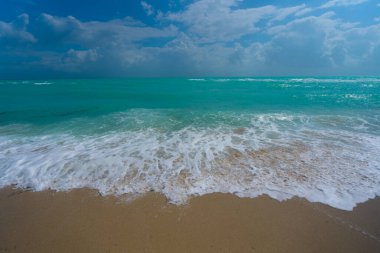 Deniz sahili geçmişi. Mavi deniz dalgaları. Kumsal kıyısı. Deniz kıyısı okyanus manzarası. Yaz denizi sahnesi