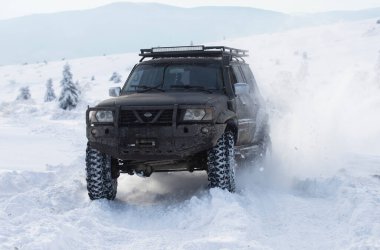 01.02.2021, Karpatlar. Karlı dağlarda arazi aracı. 4x4 ile kışın off-road seferi. Kış doğasında zorlu bir off-road gezisi. Off-road arabalı dağ yolu. Karlı yolda macera gezisi