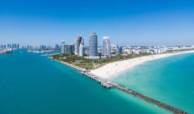 Miami plajı şehir manzarası. Miami yaz havası manzarası. Miami sahil şeridi. Güney Sahili Miami hava manzarası. Florida 'daki mavi okyanus silueti. Miami şehir manzarası