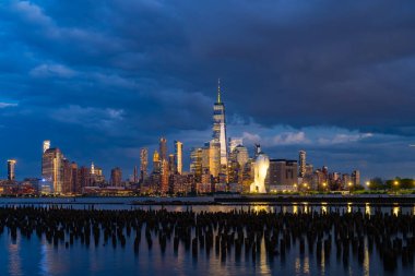 New York 'ta. Gökdelenleri olan New York şehri. New York şehri silueti panoramik. Manhattan silueti. New York ve Hudson Nehri. New York şehir merkezi. New York gökdelenleri. NYC 'nin iş bölgesi.