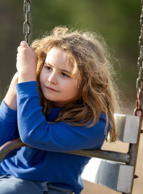 Çocuk zihni hayal gücüyle dolu. Sarışın çocuk barışçıl düşünüyor. Küçük hayalperest. Çocuk hayal etme konsepti. Açık hava çocuk portresi. Hayalci çocuk suratı. Çocukların rüya gibi ifadesi. Çocuklar ilham ile yüzleşir