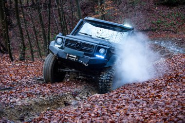 04 numara. - 30. 2025, Karpatlar. Off-road SUV sürücüsü çamurda sürükleniyor. Toprakta off road. Dağlar ve off-road için patikalar. Extreme 4wd off-road sürücüsü. 4x4 araçlı bir cip. Offroad gezisi