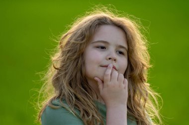 Çocuk başka tarafa bakıyor. Şüpheli bir bakışla çocuk gibi düşünmek. Derin hayaller kuran bir çocuğun portresi. Düşüncelere dalmış hayalperest bir çocuk. Düşünceli yüzlü zeki çocuk. Hayal kuran çocuk sessiz bilgelik gösteriyor