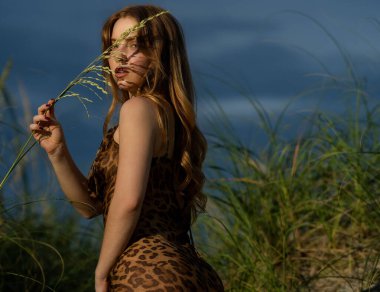 Güzel yaz kızı. Genç seksi kadın, güzellik portresi. Şehvetli kız. Doğada genç ve seksi bir kadının portresi. Güzel genç bayan açık havada yaz portresi