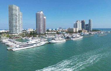 Miami Sahili şehir manzarası. Miami yaz havası manzarası. Miami sahil şeridi. Güney Sahili Miami hava manzarası. Florida 'daki mavi okyanus silueti. Okyanus kıyısında. İHA 'dan gökdelen gökdeleni