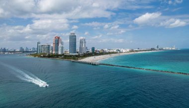 Miami Sahili ufuk çizgisi hava manzarası. Miami 'den İHA' ya. Tropik Miami manzarası. Miami bölgesi gökyüzü manzarası. Meşhur okyanus kıyısında. Panoramik kıyı şeridi. Güney sahili manzarası. Hava sahili