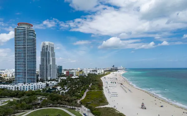 Mavi gökyüzünde Miami Plajı. Skyline hava görüntüsü. Miami şehri. Tropik Miami sahili. Miami bölgesi gökyüzü manzarası. Meşhur okyanus kıyısında. Panoramik kıyı şeridi. Güney sahili manzarası