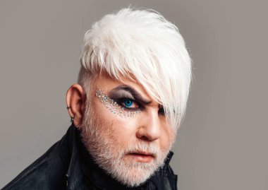 Cinsiyet kimliği. Makyajlı Trans modeli. Büyüleyici makyajlı son sınıf öğrencisi. Modaya uygun yaşlı sakallı erkek model. Benzersiz bir kimlik. Gurur ve güzellik. Olgun bir transseksüel. LGBT ve Eşsiz Moda