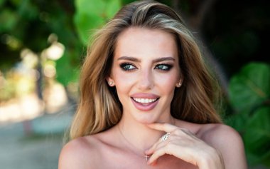 Genç kadın portresi. Kadın yüzü. Bayan portresi. Şehvetli kadın vesikalığı. Güzel kız. Moda mankeni kadın. Cilt, dudaklar, kirpiklere karşı maskara suratı. Mükemmel kadın.