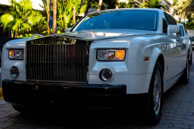 3 Nisan 2025. Miami mi? Rolls Royce lüks araba. Sokaktaki hayalet Rolls Royce. Özel lüks otomobil. Rolls Royce V12 motoru. Süper araba sürüşü. Klasik Rolls Royce araba tasarımı.