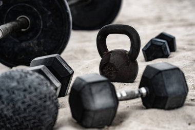 Doğal antrenman. Parkta spor ağırlıkları. Yaz antrenmanı. Halter ve halter ayarlandı. Doğada egzersiz yapmak için. Ağırlıklı bir kettlebell. Dambıllarla park egzersizi. Sahilde ağırlık kaldırıyorum..