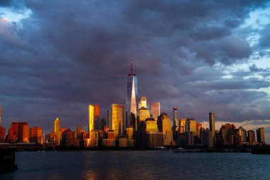 New York City 'nin ufuk çizgisi, ABD. New York silueti. New York Panoraması. New York gökdelenleri. Manhattan 'da güzel manzara, New York' ta Empire State Binası. New York Times Binası