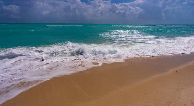 Deniz dalgaları. Yaz dönemi. Okyanus suyu hareketi. Okyanus sıçrama dalgası arka planı. Derin mavi deniz plajı. Turkuaz dalga arka planı. Rüya gibi egzotik deniz sahili arka planı. Okyanus sancağı
