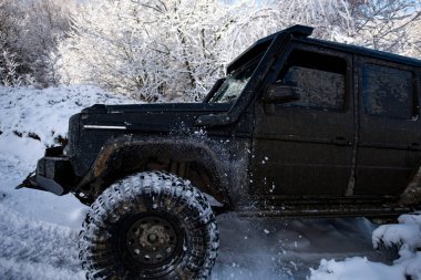 01.02.2021, Karpatlar. Off-road sezonu. 4x4 'le off-road seferi. Kış doğasında aşırı bir off-road gezisi. Off-road arabalı dağ yolu. Arabayla macera gezisi