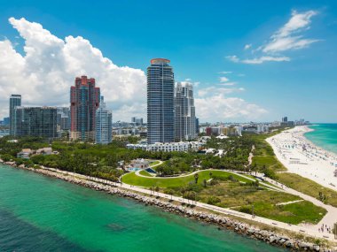 Güney Miami Sahili 'nin en iyi manzarası. Miami 'nin ünlü sahil şeridinin insansız hava aracı görüntüsü. Gökdelenleri olan Miami Beach gökdelenleri. Yazın Miami Sahili 'nin havadan görünüşü. Gökdelenli Miami Sahili