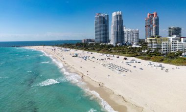 Miami Sahili ufuk çizgisi hava manzarası. Miami 'den İHA' ya. Tropik Miami manzarası. Miami bölgesi gökyüzü manzarası. Meşhur okyanus kıyısında. Panoramik kıyı şeridi. Güney sahili manzarası. Hava sahili