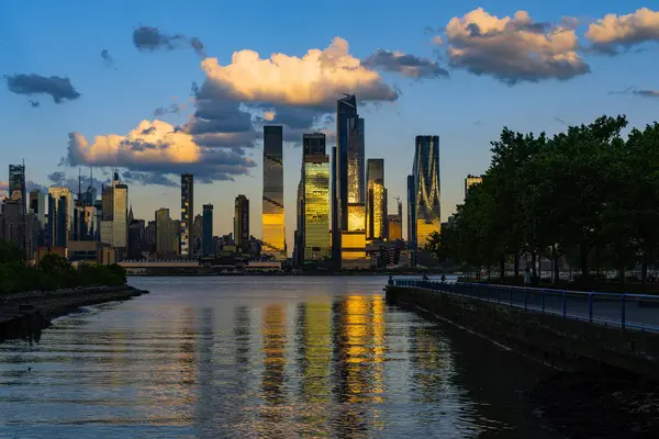 New York şehri. New York şehir manzarası. New York 'ta Manhattan ve WTC' de. Manhattan 'ın gökdelenleri New York körfezinin dalgalı sularının yakınında. New York gökdelenleri. Brooklyn bölgesi. New York Şehri