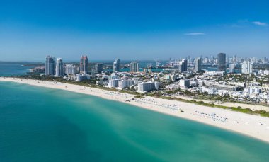 Miami plajı şehir manzarası. Miami yaz havası manzarası. Miami sahil şeridi. Güney Sahili Miami hava manzarası. Florida 'daki mavi okyanus silueti. Miamis şehir manzarası. Okyanus kıyısı