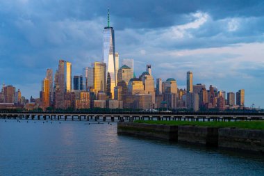 New York 'ta. Yükselen gökdelenleri olan New York gökdelenleri. Manhattan ve Hudson Nehri. New York 'un panoramik şehri. Şehir merkezindeki New York 'ta. New York silueti. New York Binası