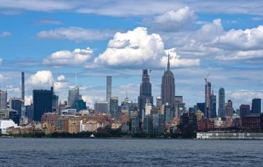 Gökdelenleri olan New York gökdelenleri. Manhattan ve Brooklyn. Hudson Nehri manzaralı New York City silueti. New York şehir merkezi. Rıhtımdan New York 'a. New York Kulesi
