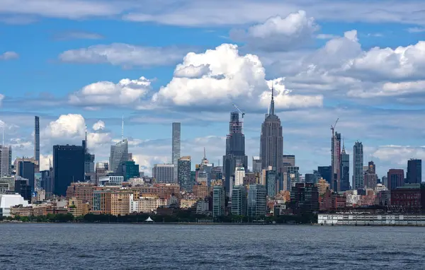 Gökdelenleri olan New York gökdelenleri. Manhattan ve Brooklyn. Hudson Nehri manzaralı New York City silueti. New York şehir merkezi. Rıhtımdan New York 'a. New York Kulesi