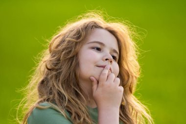 Çocuk başka tarafa bakıyor ve hayal kuruyor. Çocuk hayalperesti şüpheli bir bakışla düşünür. Rüya gören bir çocuğun portresi. Rüya gören ergen bir çocuk rüyada kayboldu. Hayal kuran çocuk. Hayal kuran çocuk. Çocuklar rüya görür