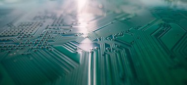Elektronik devre kartı teknolojisi geçmişi. Elektronik plaka kalıbı. Devre kartı, elektrik şeması. Teknoloji geçmişi. Mikroçipleri ve kapasitörleri alınmış elektronik mikro devre.
