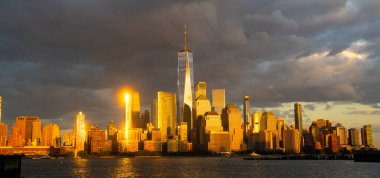 New York, New York şehrinin gökyüzü bulutlarıyla dolu silueti. New York Gökdelenleri. New York City silueti, ABD 'de Manhattan şehri manzarası. Manhattan 'da panoramik manzara. New York silüeti