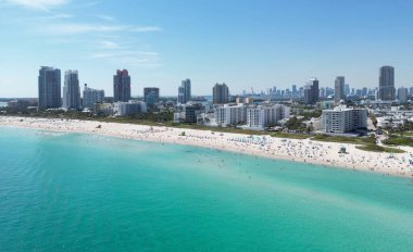 Miami Sahili şehir manzarası. Miami yaz havası manzarası. Miami sahil şeridi. Güney Sahili Miami hava manzarası. Florida 'daki mavi okyanus silueti. Okyanus kıyısında. İHA 'dan gökdelen gökdeleni